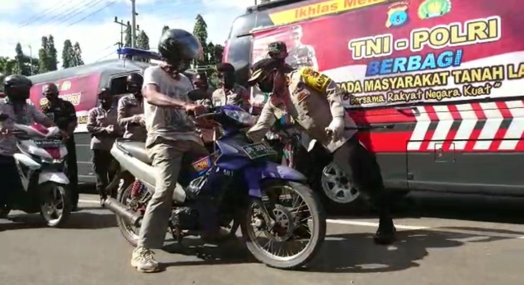 TNI Polri Bagikan Ratusan Nasi Kotak Kepada Warga Terdampak Covid 19