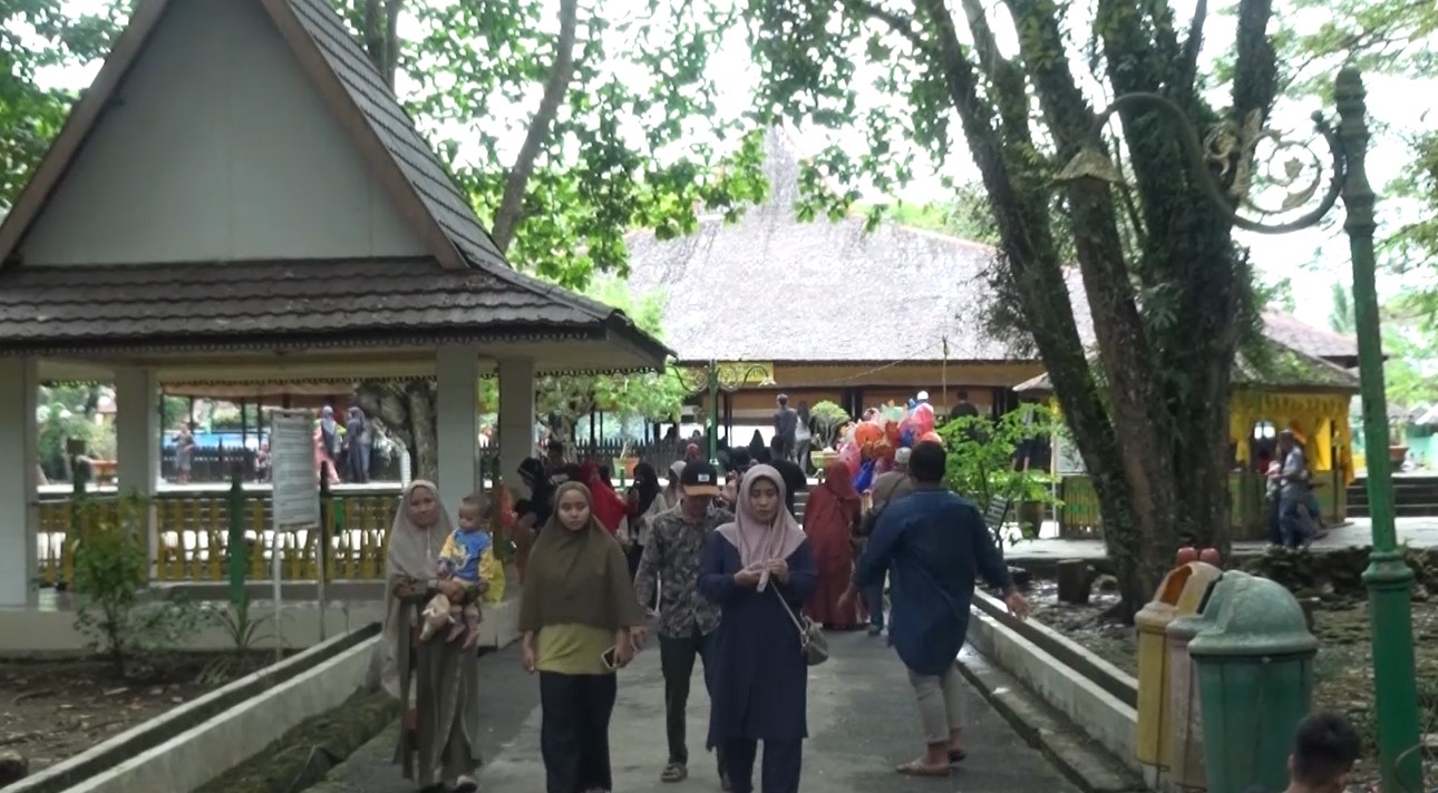 Objek Wisata Candi Agung Dipadati Pengunjung