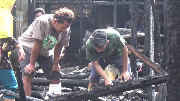 warga yang menyisir puing rumah mereka, pasca kebakaran