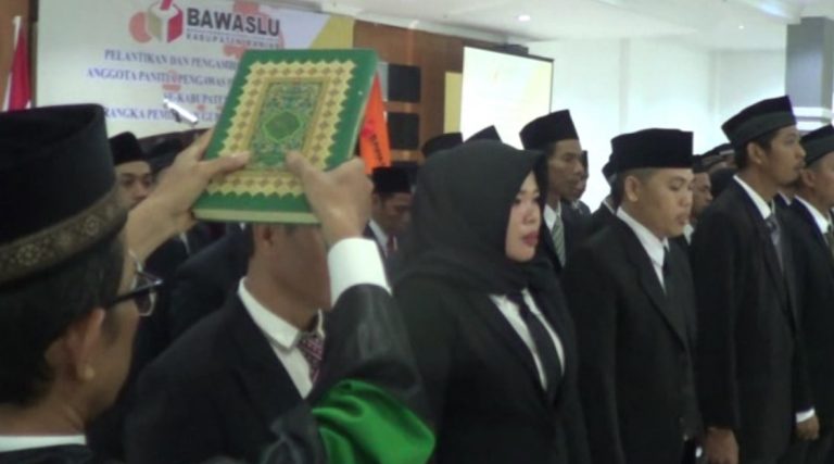 pelantikan dan mengambil sumpah 60 anggota Panwascam di kabupaten Banjar