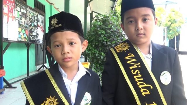 Rasyadul Islam (kiri), wisudawan cilik