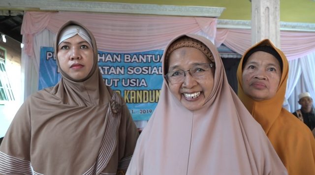 Wardaniah Wardiman (tengah) wakil bendahara yayasan Uma Kandung