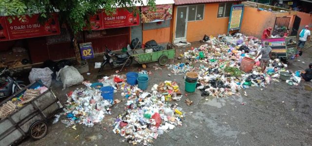 kondisi pasar yang dipenuhi sampah