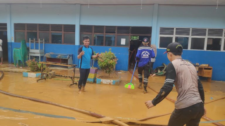 puluhan anggota Buser 690 Banjar bahu membahu membersihkan lingkungan Madrasah