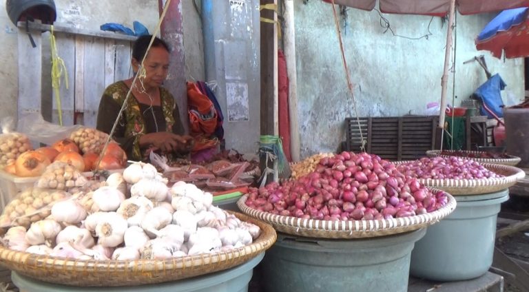 penjual bawang di Pasar Sentra Antasri