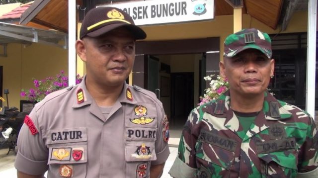 AKP Catur Widiyanto (kiri), kapolsek Bungur