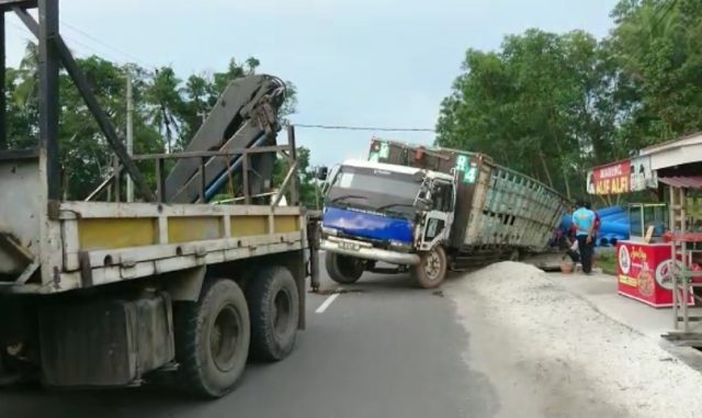 truk fuso terperosok