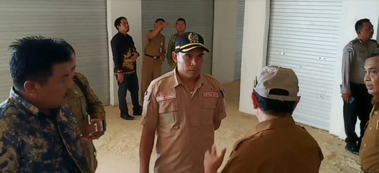 peninjauan ke bangunan blok B dan F pasar Kemakmuran.