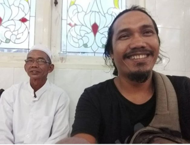 Kai Amrani (kiri) asal balikpapan yang berjalan kaki kehaul guru sekumpul