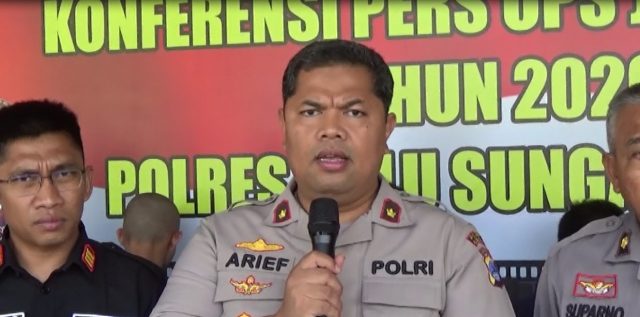 Kompol Arief Himawan (tengah)Wakapolres Hulu Sungai Selatan