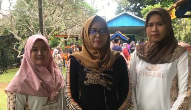 Fitria Sari (tengah) perwakilan wali murid