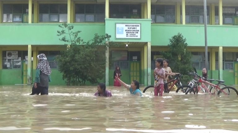 banjir di Sekolah Dasar Negeri Kupang 1