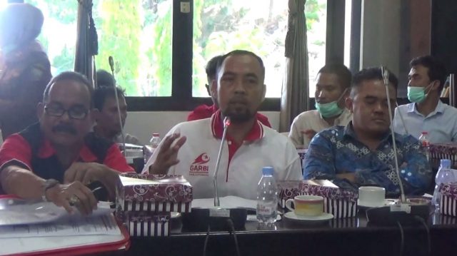 Rahmat Iswanto (tengah)Sekjen Aliansi Kawal Kompensasi Tambang Pulau Laut