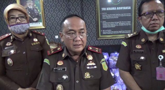 Arie Arifin (tengah) Kajati Kalsel