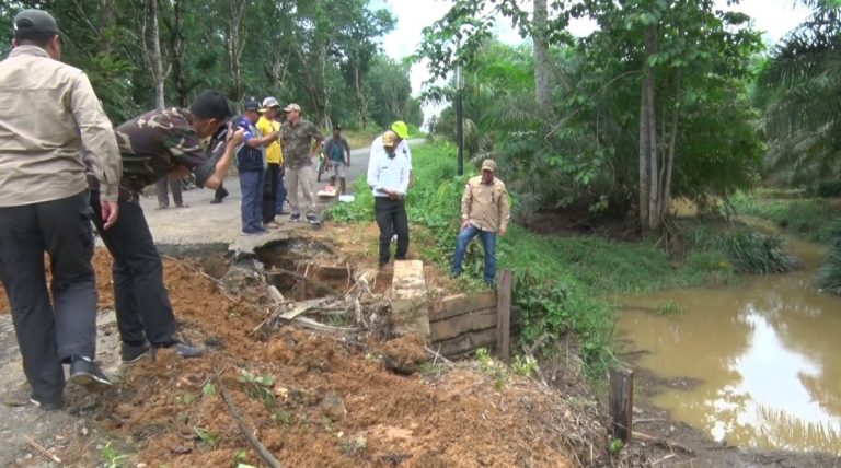 Jalan Penghubung di Desa Banjarsari Kotabaru Putus