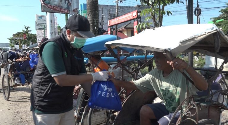 Intakindo Kalimantan Selatan membagi-bagikan sembako