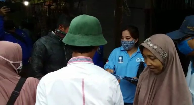 Politisi PAN Banjarbaru, Emilasari membagikan masker di pasar