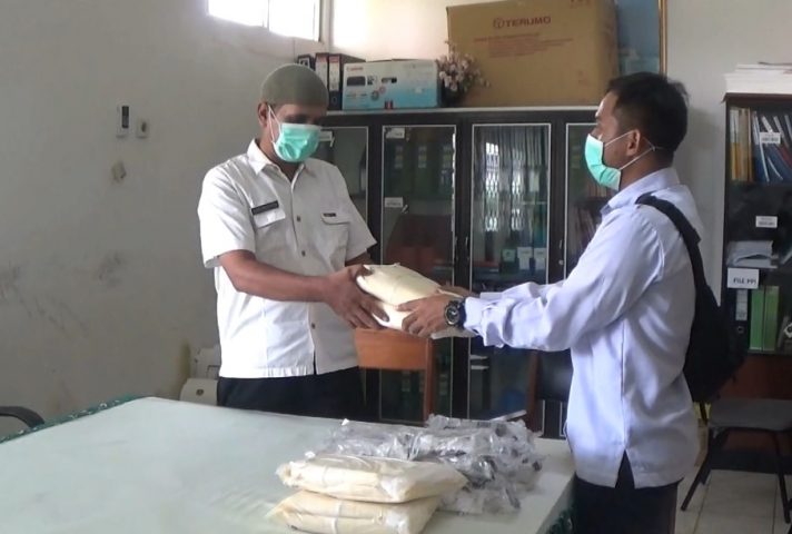 Ikatan Dokter Indonesia (IDI) Kotabaru menyalurkan bantuan Alat Pelindung Diri (APD) ke Rumah Sakit Umum Daerah Pangeran Jaya Sumitra Kotabaru