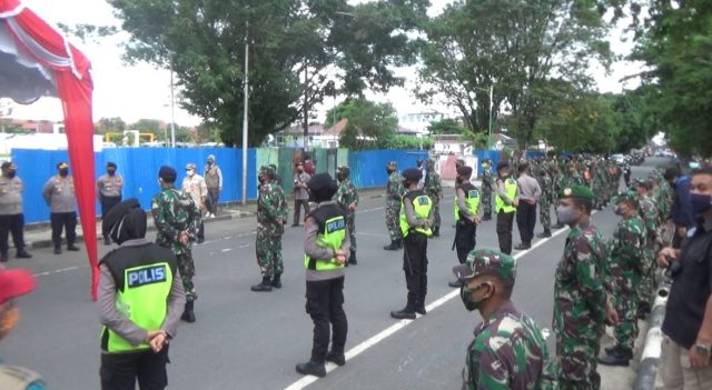 Petugas gabungan dari TNI, Polri dan Pol PP