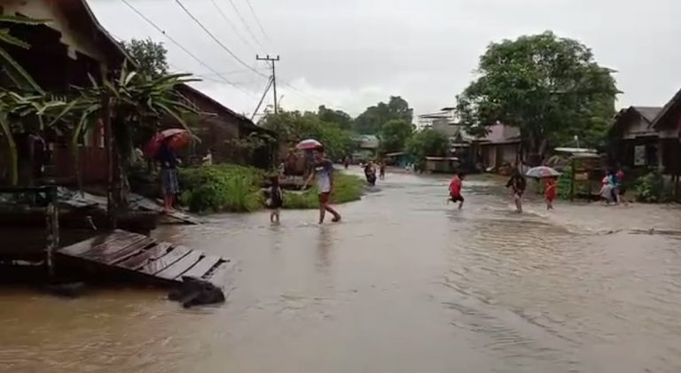 Banjir merendam ruas jalan Desa Geronggang