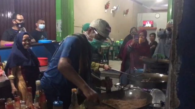 H. Sahbirin Noor Gubernur Kalsel memasak nasi goreng