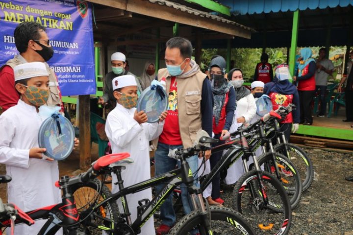 Bupati Tanah Bumbu memberikan sepeda kepada anak-anak