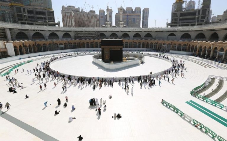 Umat Muslim mengelilingi Kabah di Mekah, Arab Saudi. - Bloomberg