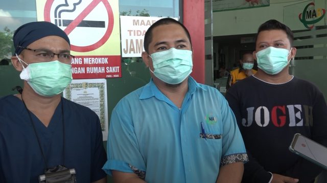 Syamsudin Noor (tengah), tim nakes RSUD H.M Asnyari