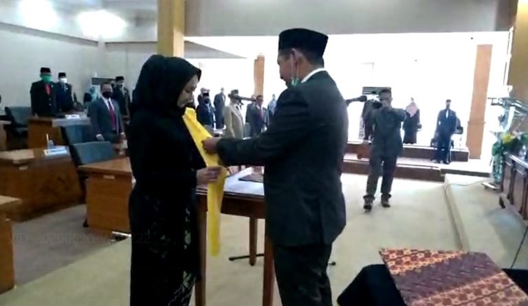 Liana dilantik oleh Ketua DPRD Banjarbaru, M Fadliansyah