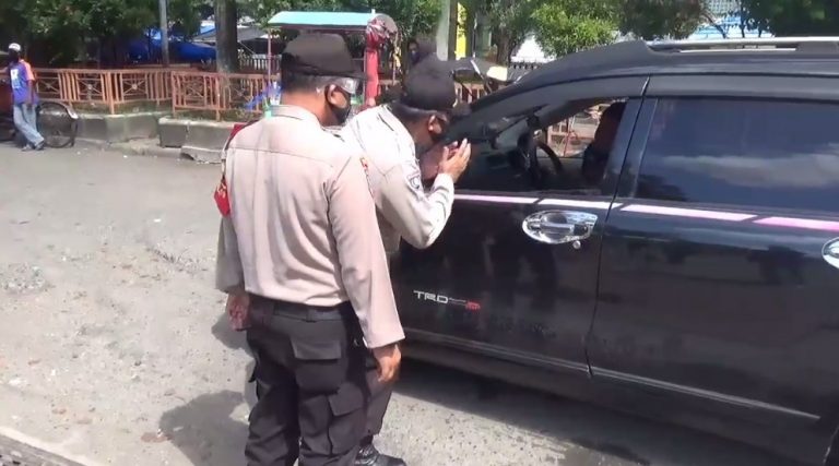 Personil Polri Jaga Pasar di Banjarmasin