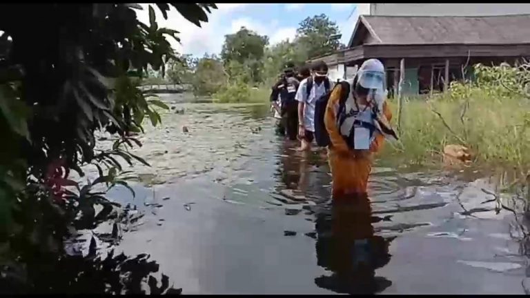 Petugas Coklit Harus Terjang Banjir
