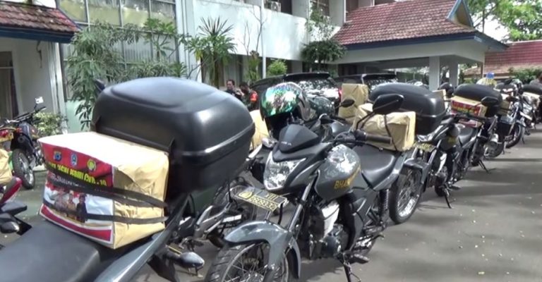 TNI-Polri Bagikan Paket Sembako