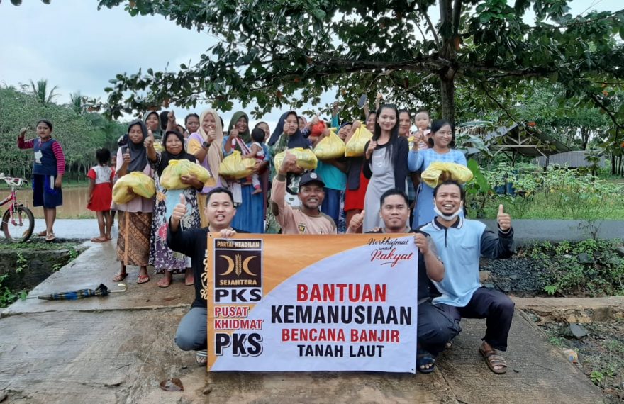 Tim DPW PKS Kalsel Berikan Bantuan Sembako Kepada Korban Banjir
