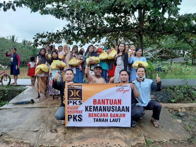 Tim DPW PKS Kalsel Berikan Bantuan Sembako Kepada Korban Banjir