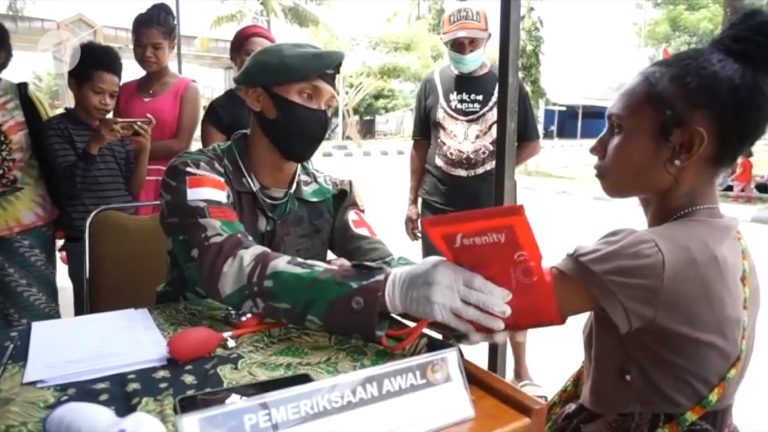 TNI perbatsasan RI-PNG menggelar pengobatan gratis