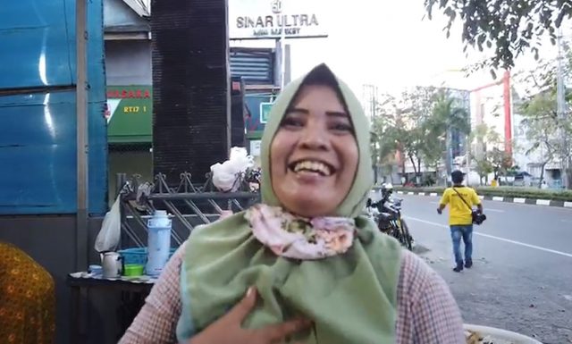 Ati Ketupat, pemilik warung