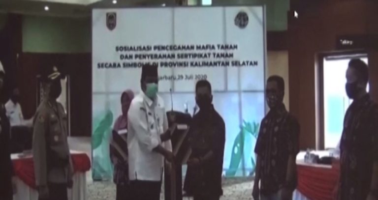 penyerahan sertifikat tanah secara simbolis diserahkan oleh Gubernur Kalimantan Selatan
