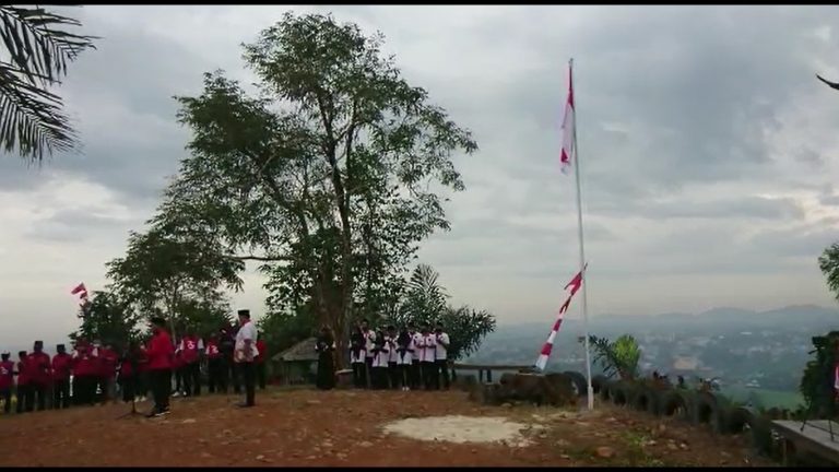 upacara bendera di atas Gunung Matah