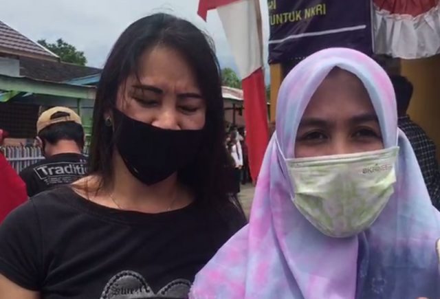 Hesti (kanan )Buruh Perusahaan