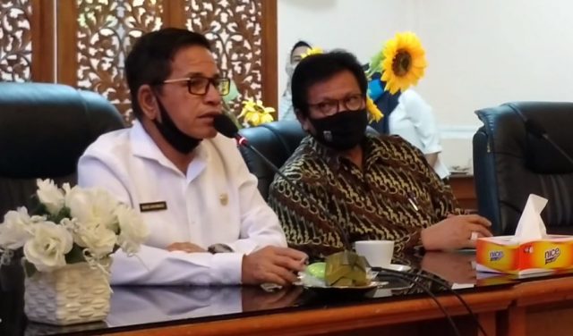 Said Akhmad (kiri) Sekretaris Daerah Kotabaru