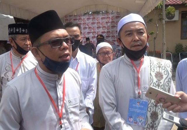 Dr. Andin Sofyanoor (kiri), dan K.H.Muhammad Syarif Busthomi atau Guru Oton (kanan)