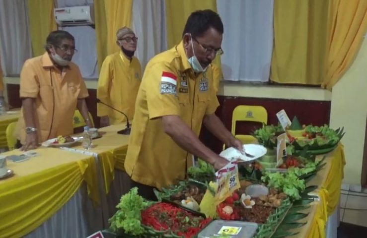 Pemotongan tumpeng menandai puncak perayaan HUT ke 56 tahun Partai Golkar