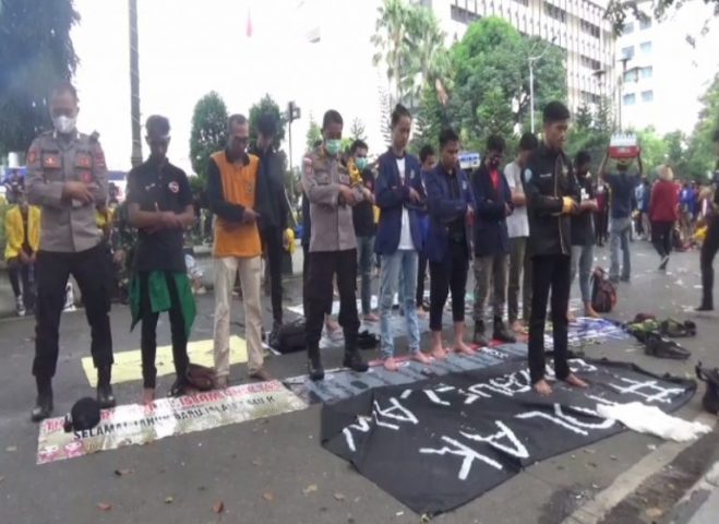 Sholat Berjamaah para Aksi Demo dan Kapolresta Banjarmasin