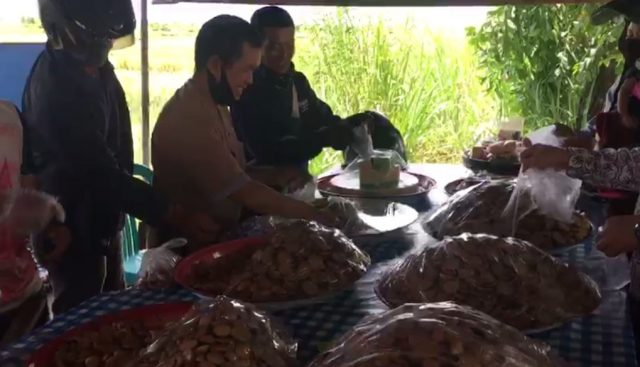 Paman Birin Bagikan Jengkol Gratis 