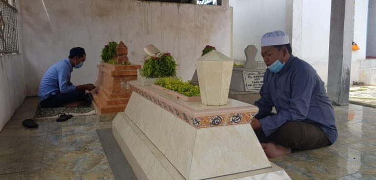 Cabup Banjar H. Saidi Mansyur Berziarah ke makam kakek dan nenek