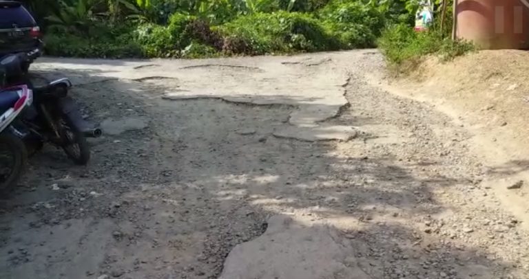 Jalan Rusak di Desa Rantau Nangka