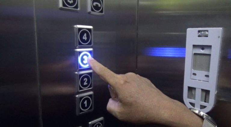 DPRD Kalsel menerapkan teknologi sensor tanpa sentuh di bagian lift.