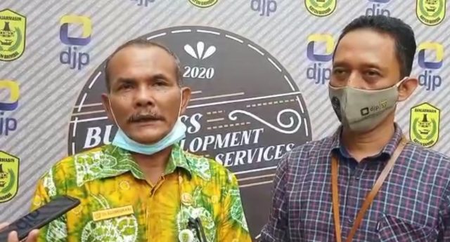 Sojuangon (kiri) PLT Sekretaris Diskopumper Banjarmasin