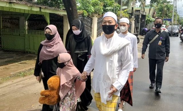 K.H. Muhanmad Syarif Busthomi Bersama Keluarga menuju TPS 
