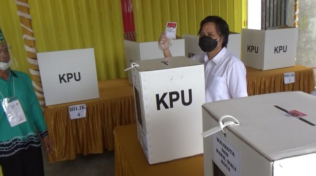 H Hasnuryadi mencoblos di TPS